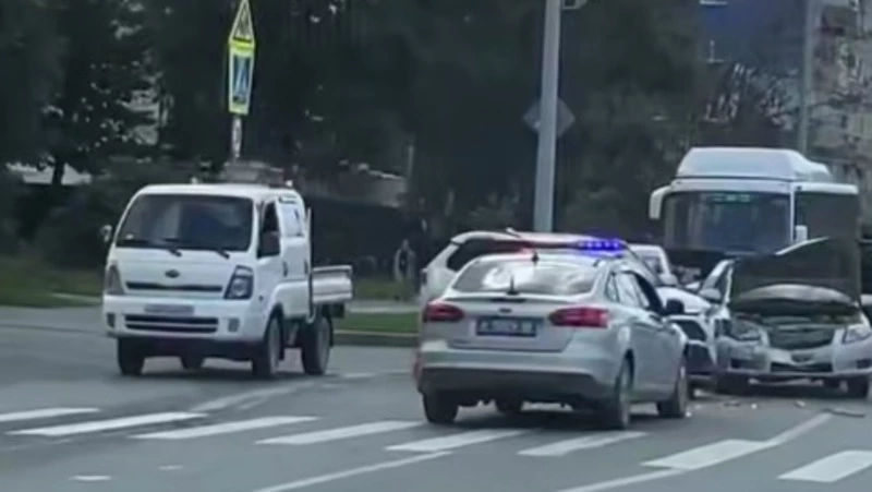 Автомобили столкнулись на выезде из двора в Южно-Сахалинске 