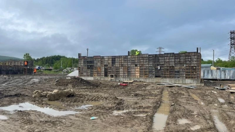 «Решили оставить их на земле»: в Гастелло строят новые дома для переселенцев