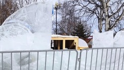 Разрушенный вандалами ледовый городок в Аниве восстановят