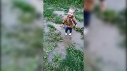 Конкурс «Жги, детка!»: жизнерадостный малыш купается в луже