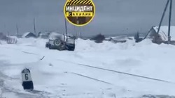 Поезд сбил автомобиль на железнодорожном переезде в Томари