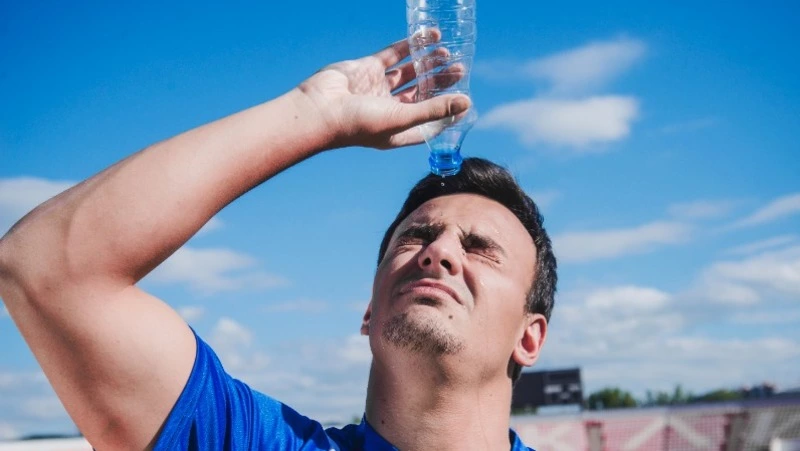 Светлая одежда и обильное питье: сахалинский врач дал советы по спасению от аномальной жары