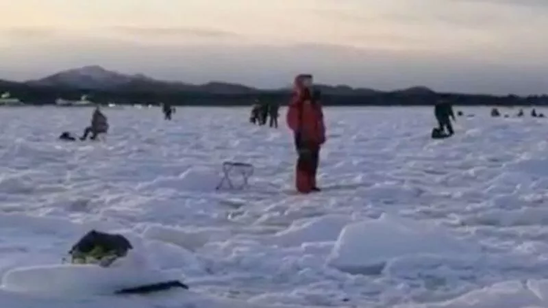 К популярному среди рыбаков сахалинскому берегу подошел лед, а корюшка — нет