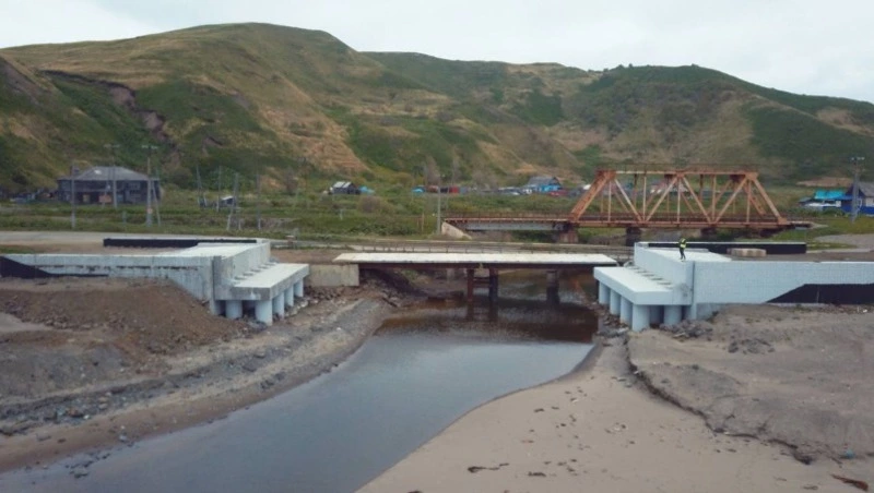 Строители завершили устройство береговых опор моста через реку Целебную в Холмском районе