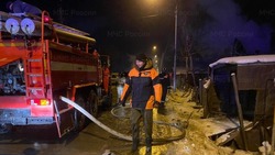 Бесхозный гараж загорелся в Холмском районе вечером 2 мая