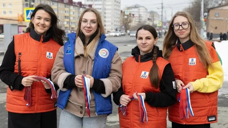 Сахалинские волонтеры Победы провели патриотическую акцию в преддверии Дня воссоединения Крыма с РФ