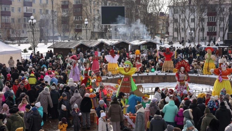 Блинный триколор и масленичные куклы: как проводили зиму в Корсакове 