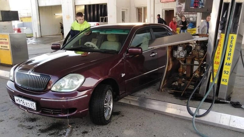 На автозаправке в Холмске иномарка боком вылетела в бензоколонку
