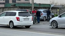 Хэтчбек протаранил знак «Уступи дорогу» в Южно-Сахалинске