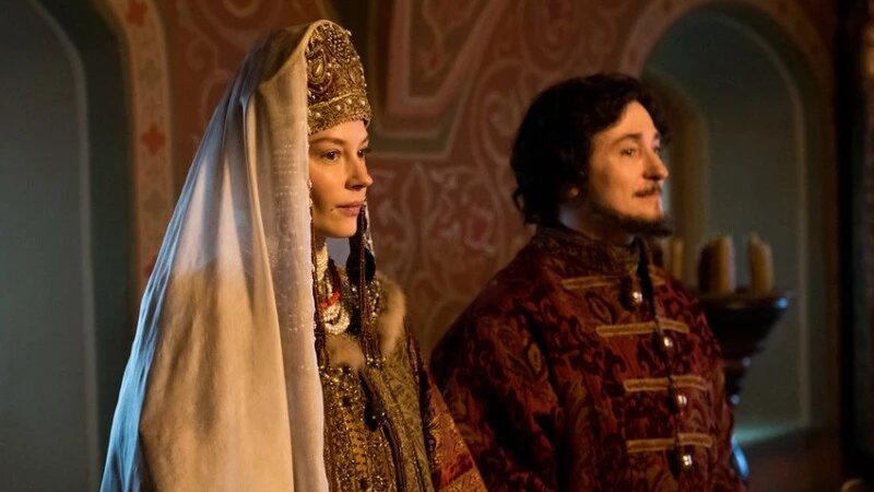 Слишком много Безрукова, нереалистичные драки: Критики «Утра Родины» поспорили о сериале «Годунов»