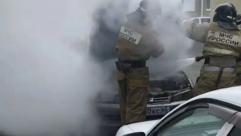 На Сахалине «японка» сгорела под саундтрек сожженного блогером Merсedes