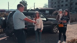 Девушке-сироте в Соколе вручили ключи от квартиры к 18-летию