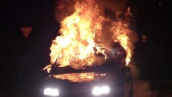 Пожарные потушили автомобиль в Долинском районе вечером 24 ноября