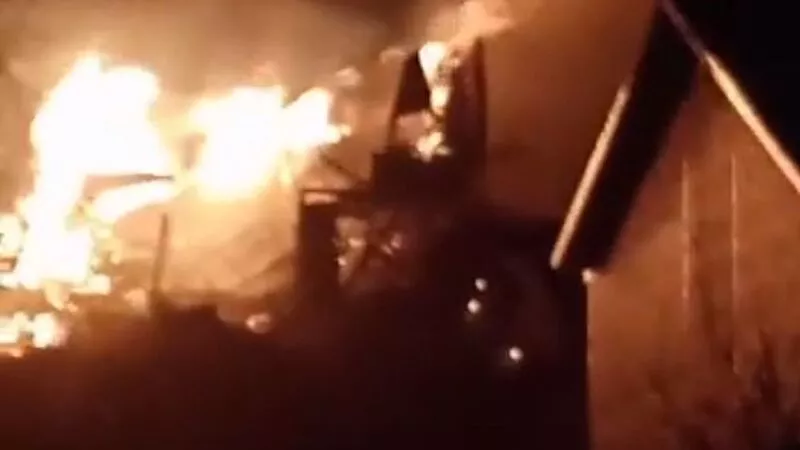 «Горит все синим пламенем». В Южно-Сахалинске ночью полыхал коттедж