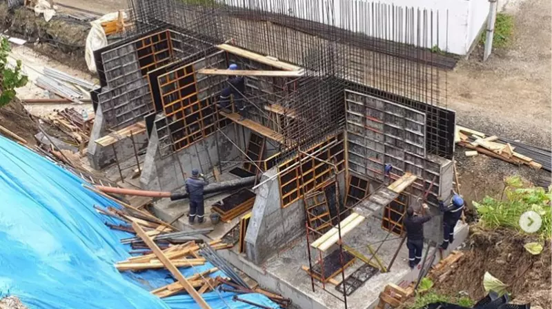 У «сползающего» дома в Холмске поставили укрепительные сооружения