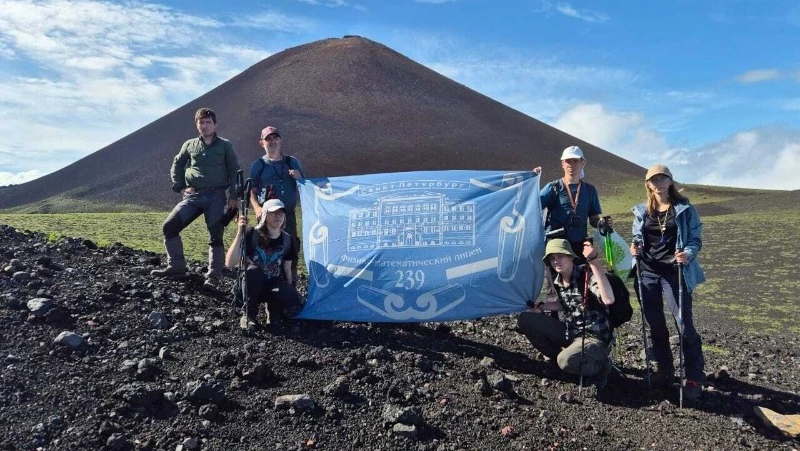 Школьники из Санкт-Петербурга исследовали вулкан Тятя на Курилах 
