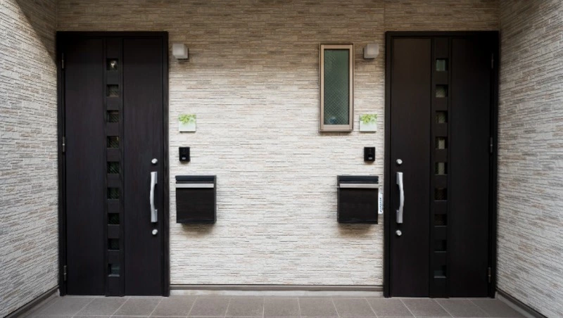 Работник УК унес чужую дверь из подъезда в Южно-Сахалинске