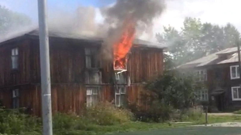В Смирных горит деревянная двухэтажка (ВИДЕО)