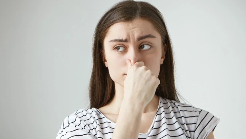 Мусор и вонь в подъезде: куда обратиться за уборкой на Сахалине