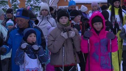 Больше 200 жителей Долинского района приняли участие в рождественской ночной гонке на лыжах