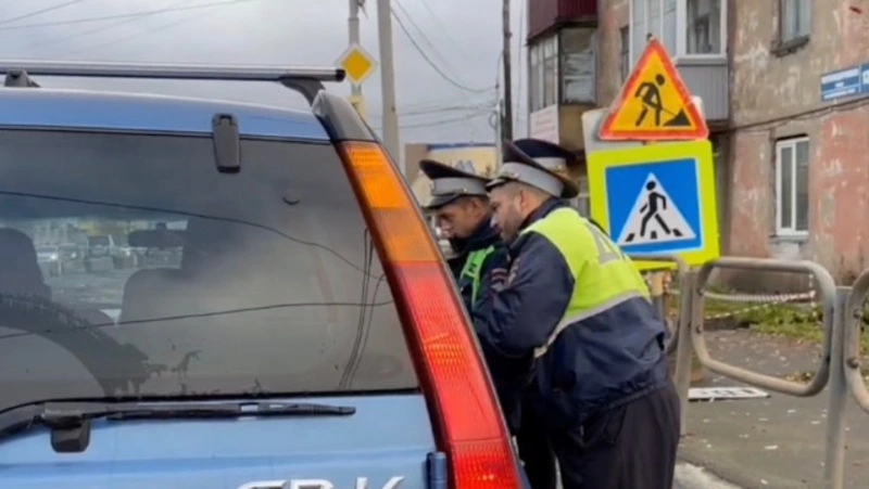 Сахалинские инспекторы ДПС поймали водителя, который не уступил дорогу скорой