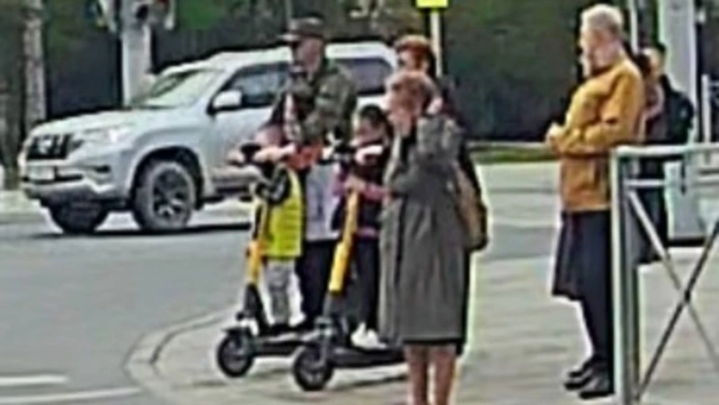 «Вся семейка поместилась»: пятеро пересекли на двух электросамокатах улицу в Южно-Сахалинске