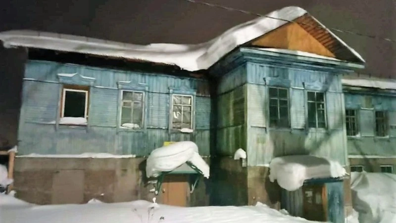 Вспыхнувший нежилой дом в Александровске-Сахалинском тушили 11 сотрудников МЧС