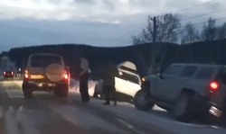 Несколько автомобилей улетели в кювет на юге Сахалина