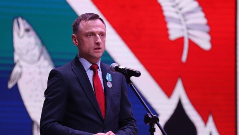 Экс-мэра Ногликского района Камелина наградили медалью за помощь фронту