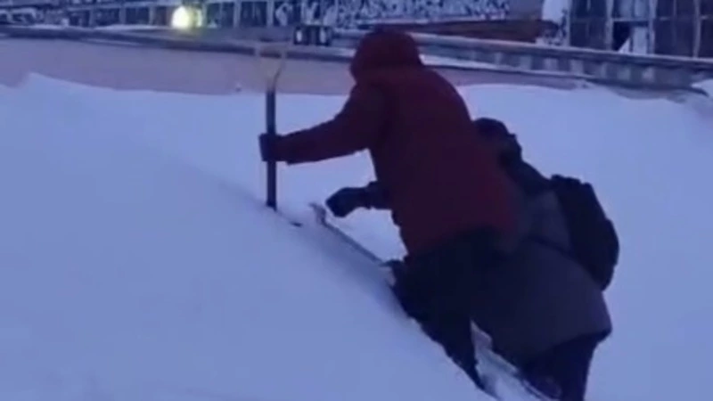 Волонтеры Южно-Сахалинска помогли мужчине на костылях добраться до работы