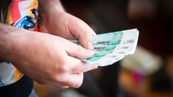 Двое мужчин совершили покупки с чужих карт почти на 10 тысяч рублей в Южно-Сахалинске