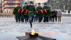 Мэр Южно-Сахалинска поздравил военных с Днем Героев Отечества