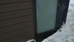 Общественный туалет у моря шокировал людей на юге Сахалина