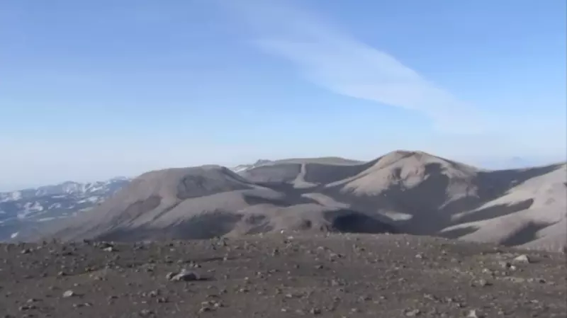 Курильчанин забрался на вулкан Эбеко и снял выброс пепла и серые вершины