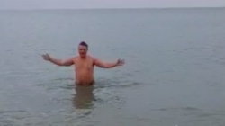 «Благодать!»: сахалинец искупался в ледяной воде Охотского моря и остался доволен