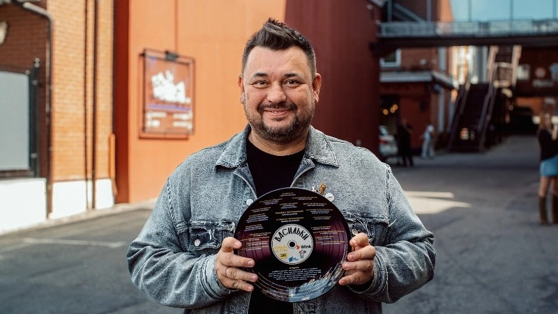 Зарастет цветами небо: Харатьян исполнит песни Жукова в драмеди «ВИА „Васильки"»