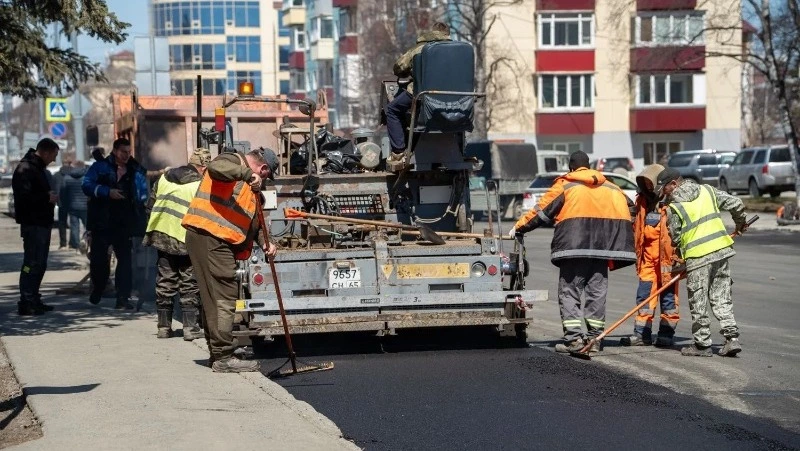 Улицу Дзержинского в Южно-Сахалинске ремонтируют «большими картами» — 400 тонн асфальта за два дня
