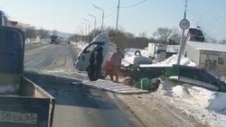 Грузовик отбросило в кювет после столкновения с бензовозом в Южно-Сахалинске 