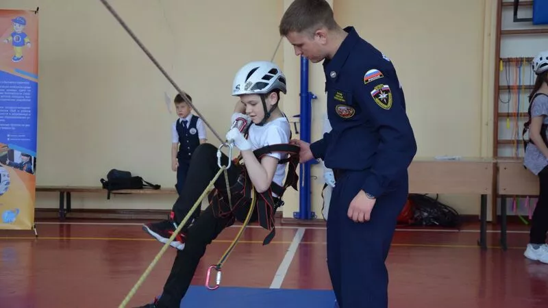 Уроки безопасности вместе с Сеней начались в районах Сахалинской области