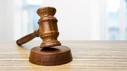 Холмский суд обязал управляющую компанию отремонтировать фасад дома