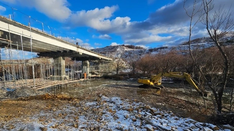 В Томаринском районе отремонтировали правую половину моста через реку Новоселку