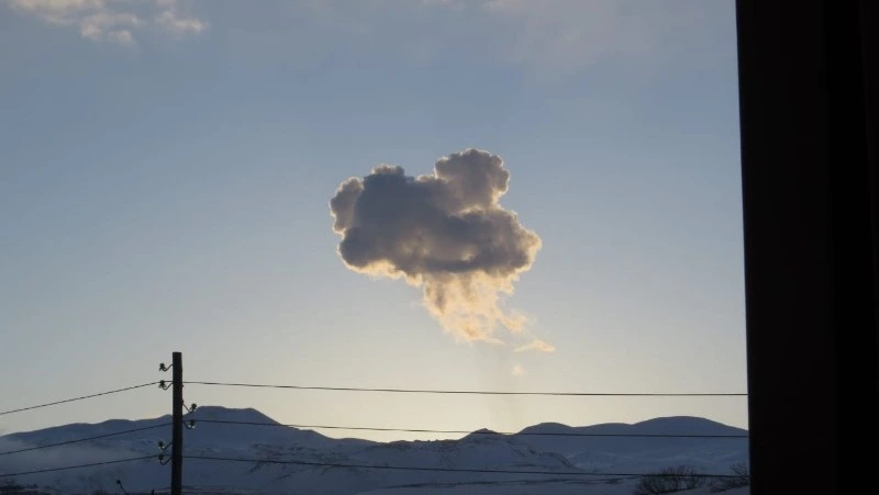 Фотофакт: в небе над Северо-Курильском зависла медуза