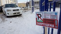Таблички с буквами заставляют автолюбителей объезжать газоны в Южно-Сахалинске