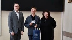 Юные депутаты Поронайска получили удостоверения от мэра Антона Карпукова