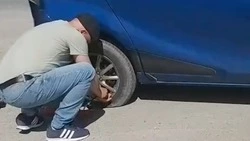 Сотрудник «Дорожного патруля» на Сахалине помог водителю со спущенным колесом