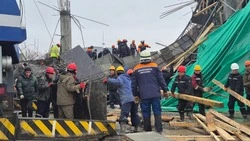 Бетон поливают водой: в МЧС рассказали о работах на месте обрушения здания в Южно-Сахалинске 