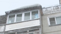 Крыши домов на Сахалине начали чистить от снега