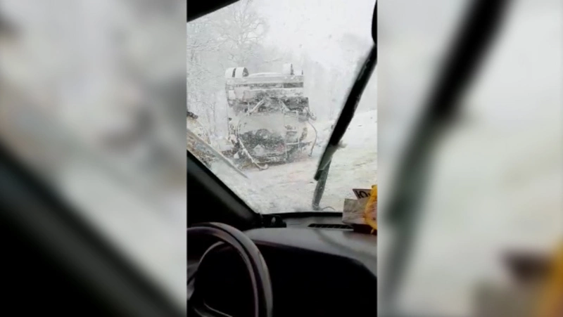 Бензовоз перевернулся на крышу на заметенной сахалинской трассе