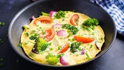Яичница с овощами: рецепт для завтрака