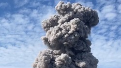 Извержение вулкана Эбеко на Курилах с расстояния вытянутой руки: как это выглядит